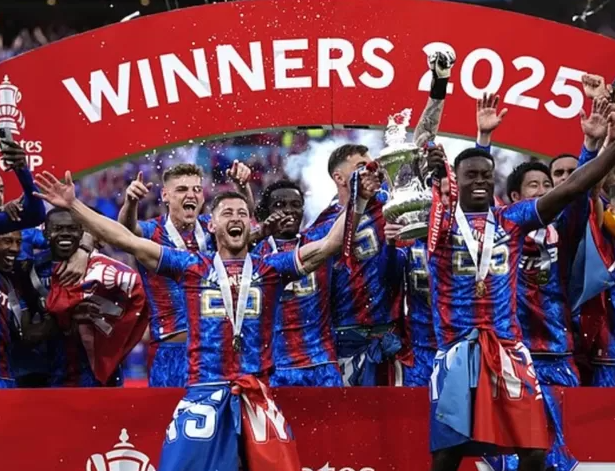 fans-crystal-palace-didesak-kirim-surat-ke-uefa