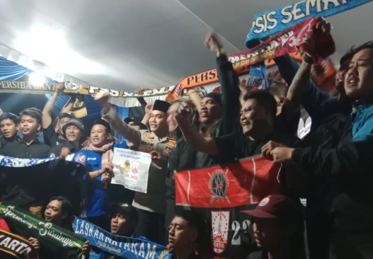 kisah-supporter-sepak-bola-setia-sepanjang-masa